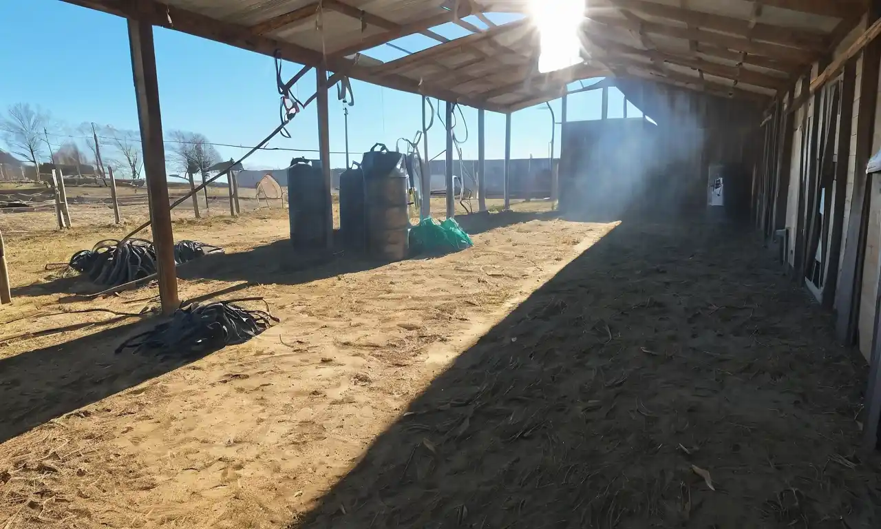 Agricultor enmascarado en traje de novato, equipo de granja y señales de seguridad